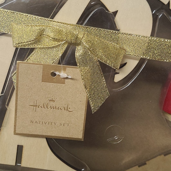 Hallmark wooden nativity set NWT - Picture 2 of 7